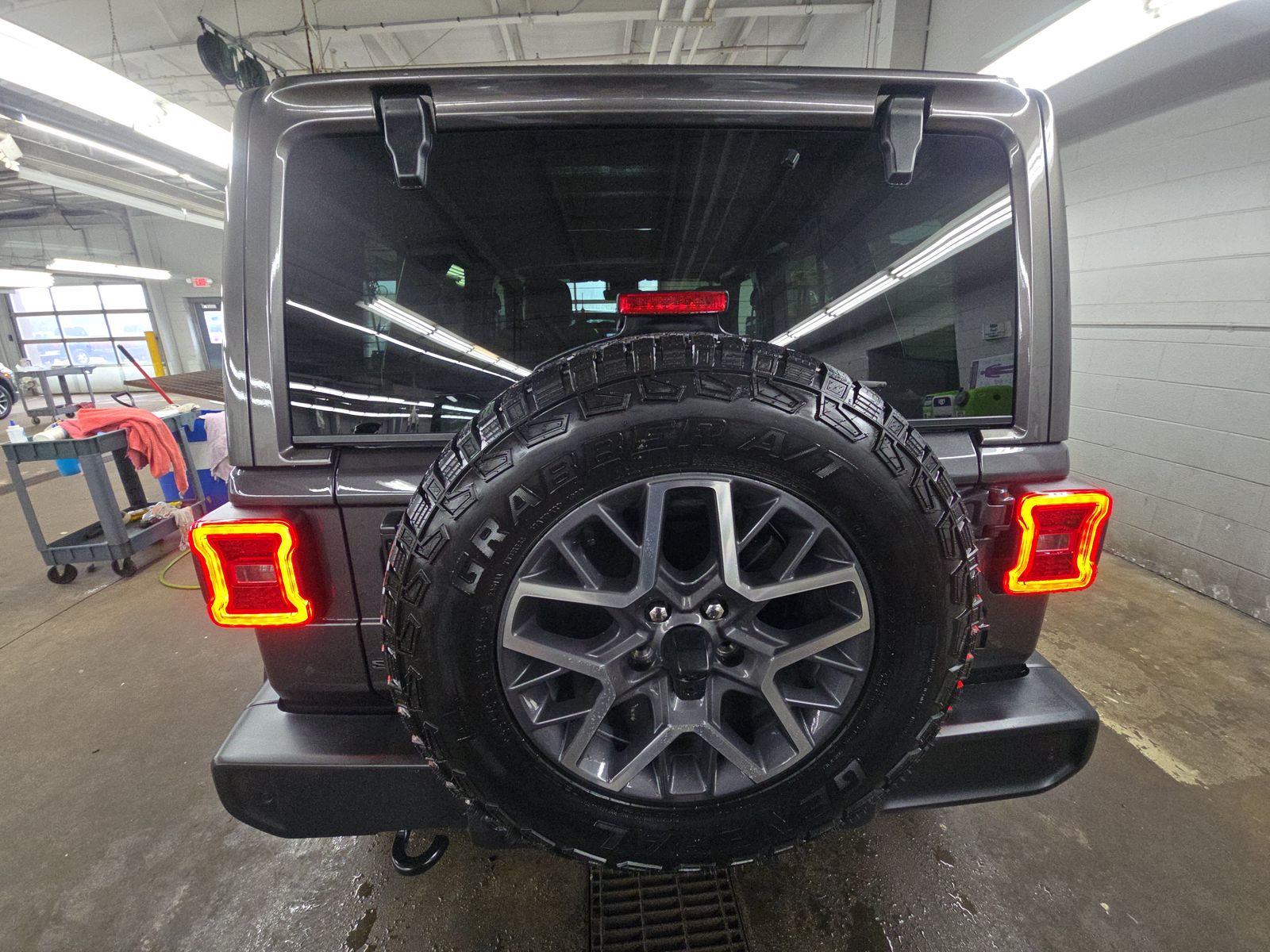 2025 Jeep Wrangler Sahara AWD