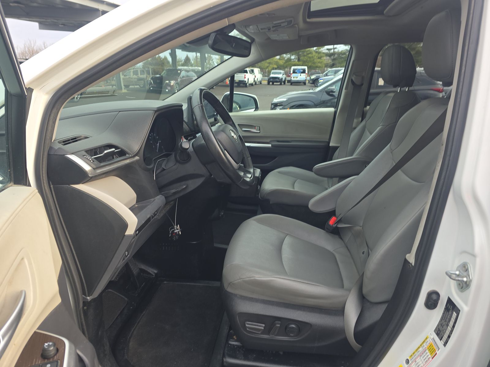 2023 Toyota Sienna XLE FWD