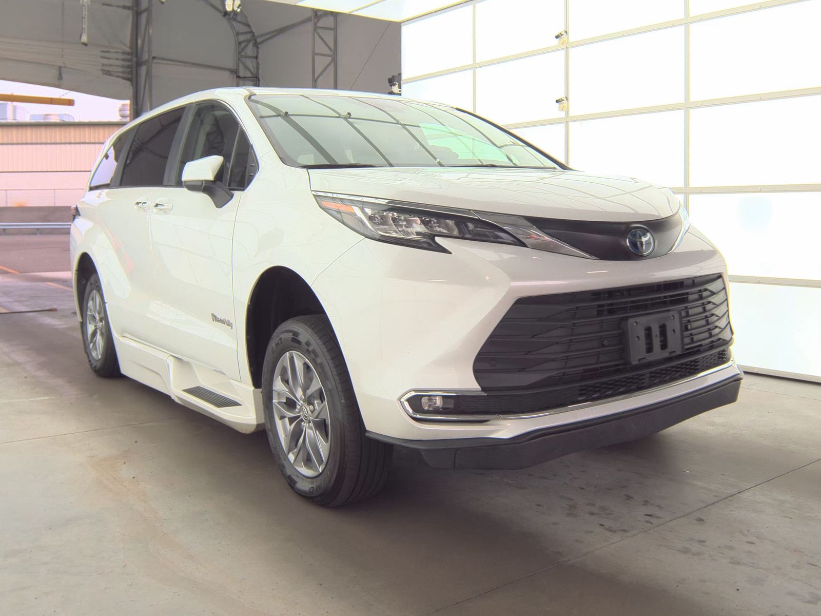 2023 Toyota Sienna XLE FWD