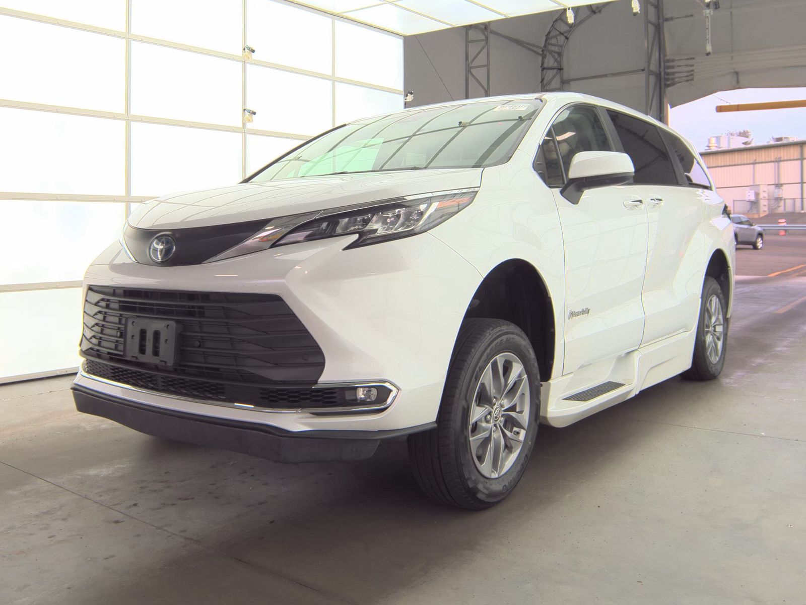 2023 Toyota Sienna XLE FWD