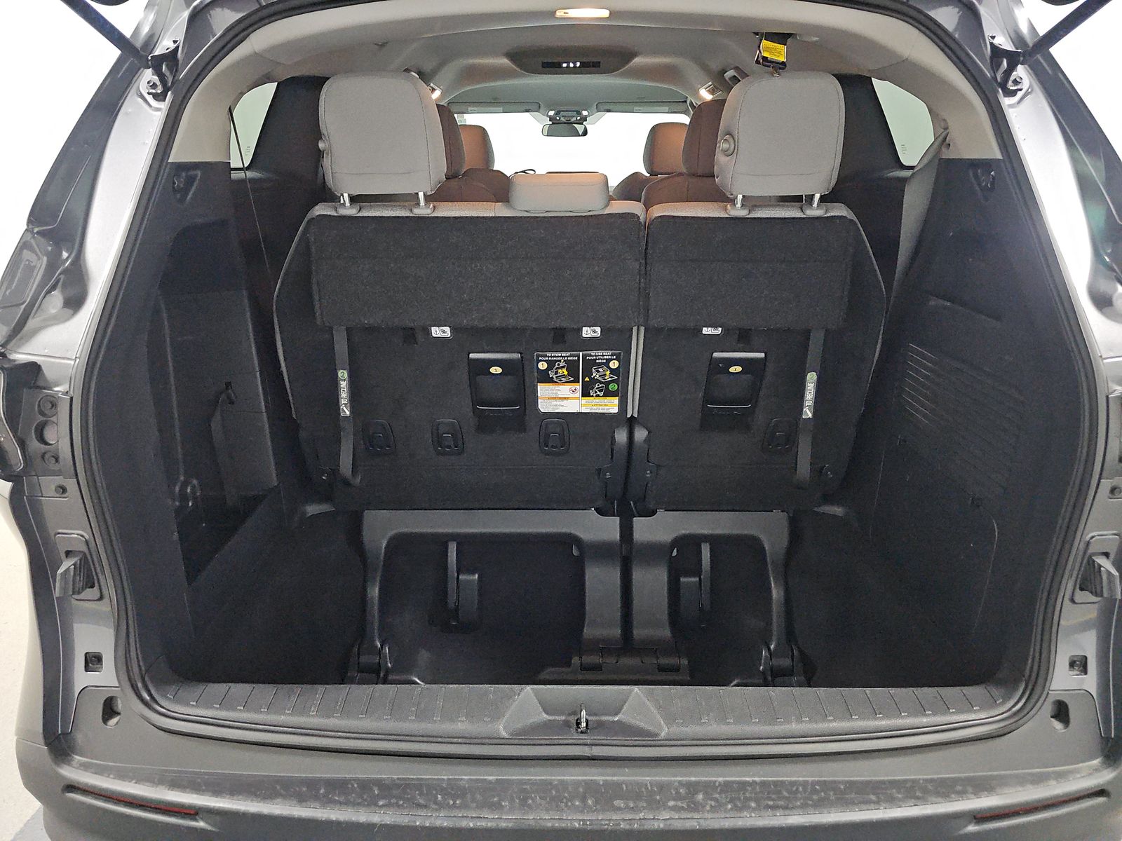 2025 Toyota Sienna LE FWD