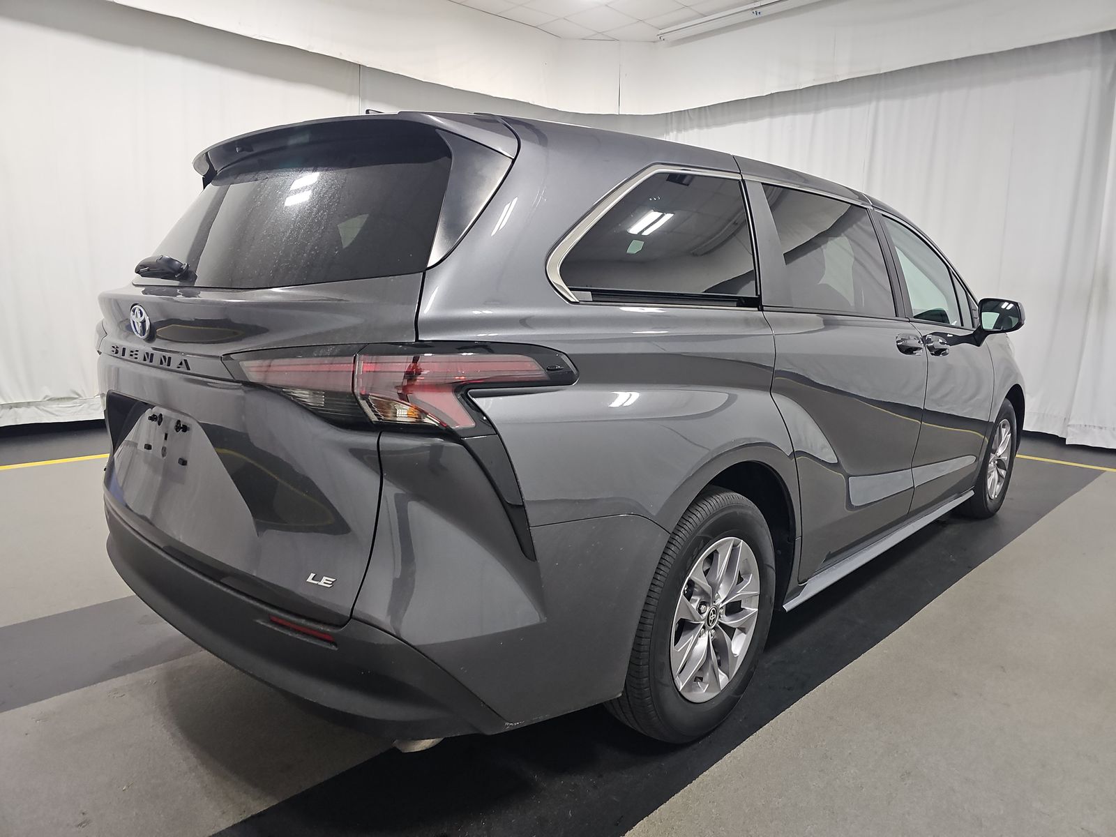 2025 Toyota Sienna LE FWD