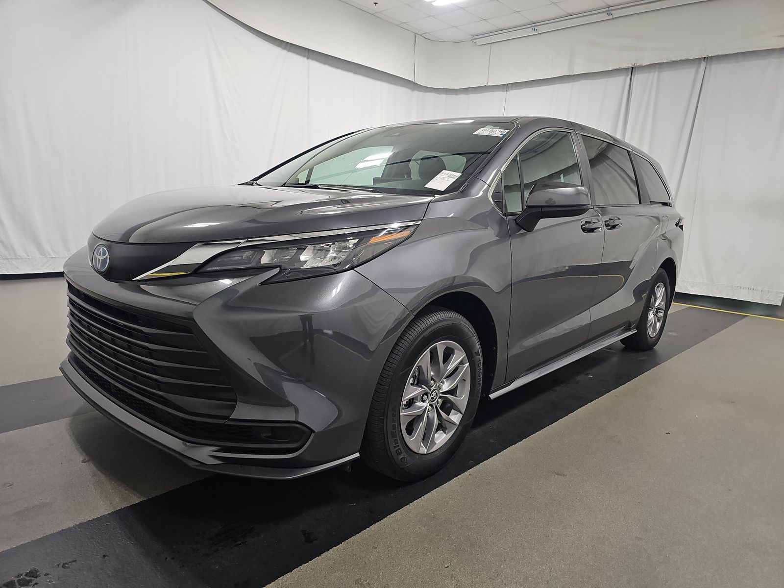 2025 Toyota Sienna LE FWD