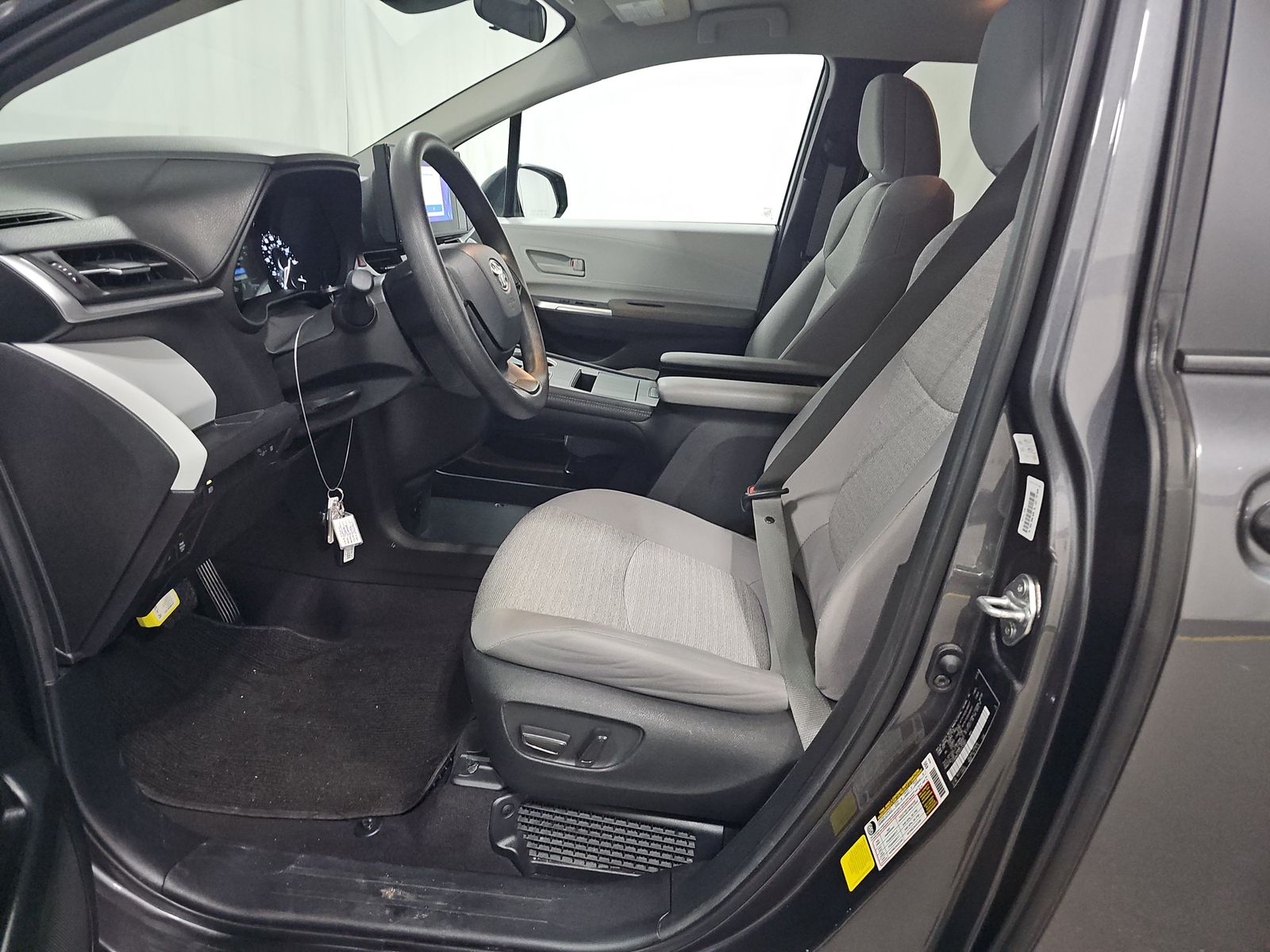 2025 Toyota Sienna LE FWD