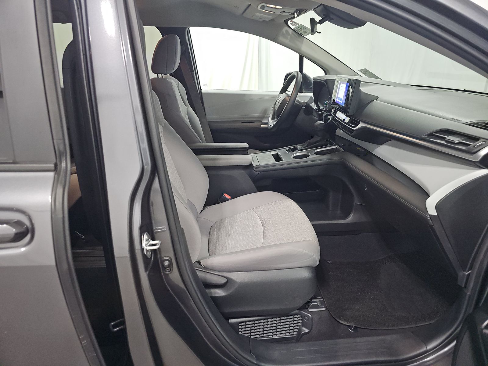 2025 Toyota Sienna LE FWD