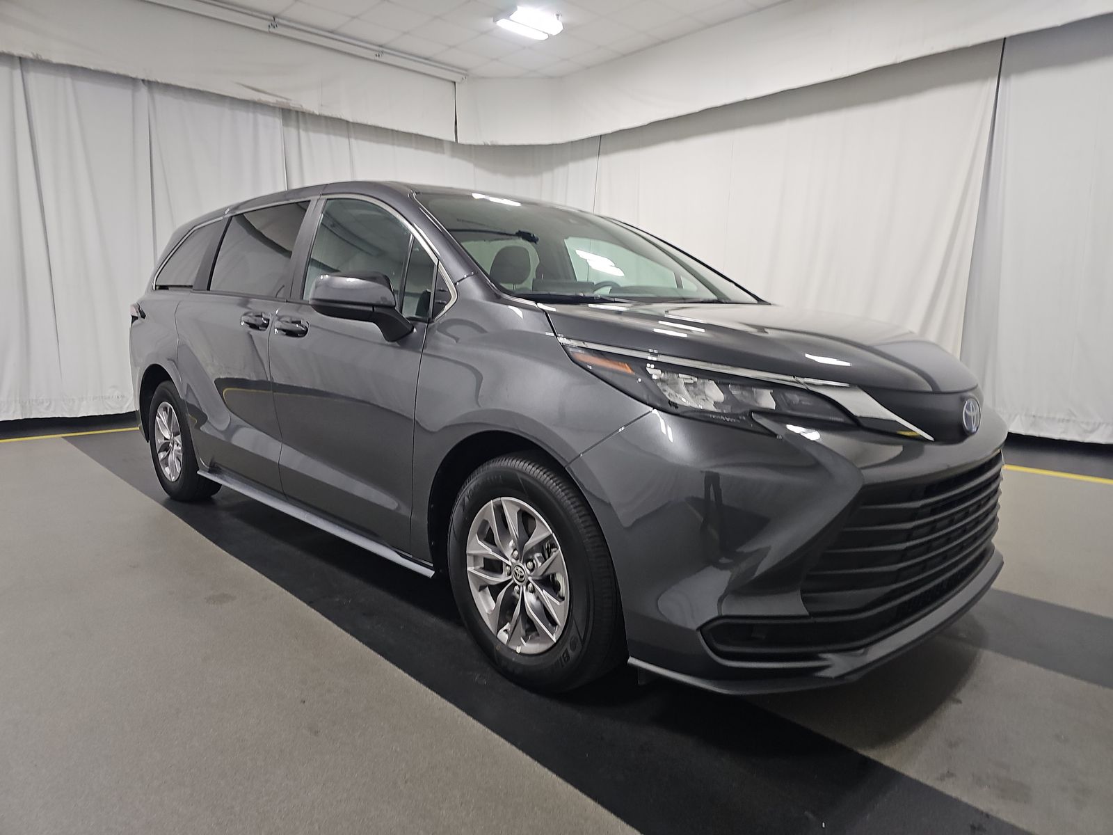 2025 Toyota Sienna LE FWD