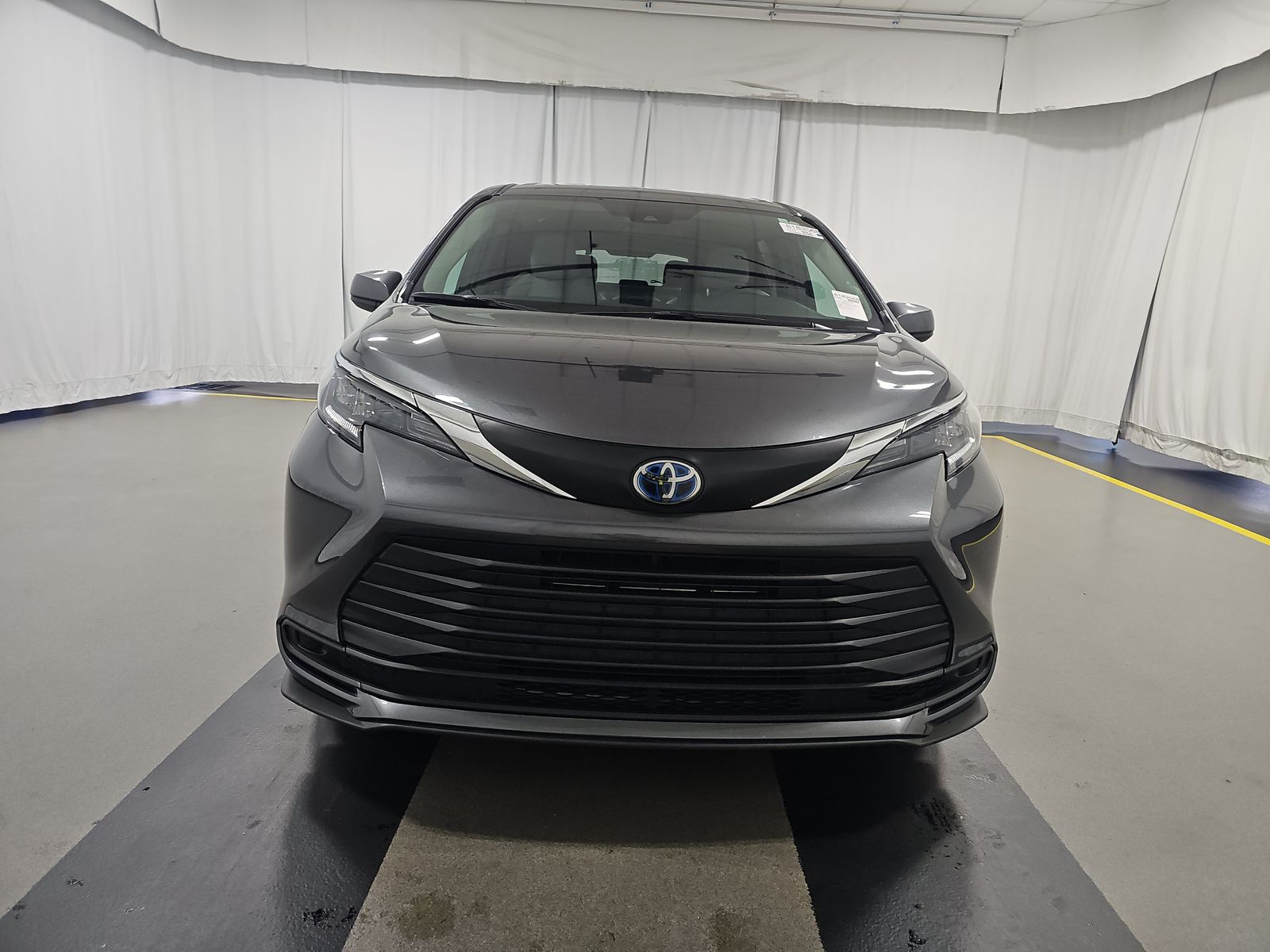 2025 Toyota Sienna LE FWD