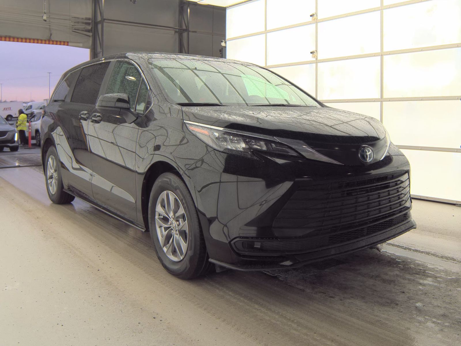 2024 Toyota Sienna LE FWD