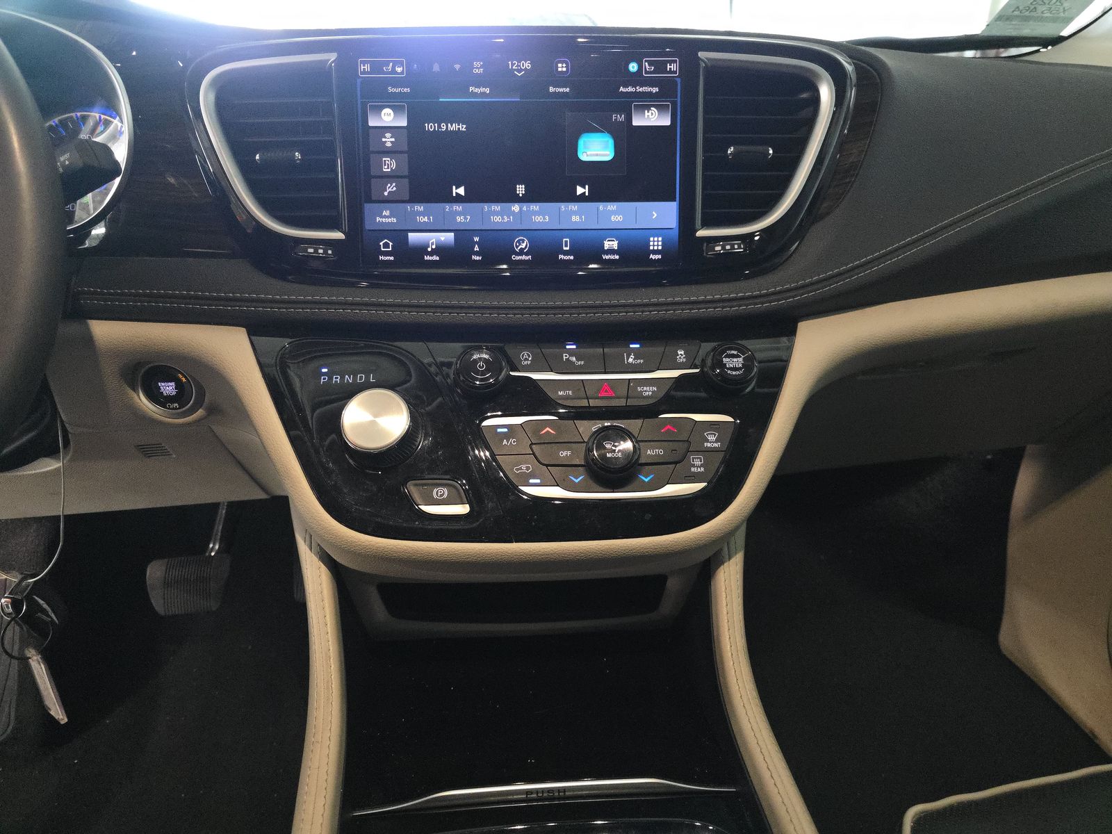 2023 Chrysler Pacifica Limited FWD