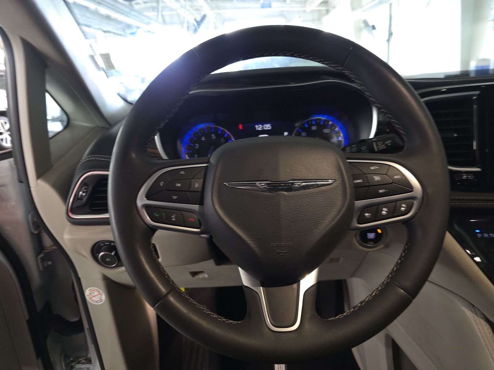 2023 Chrysler Pacifica Limited FWD