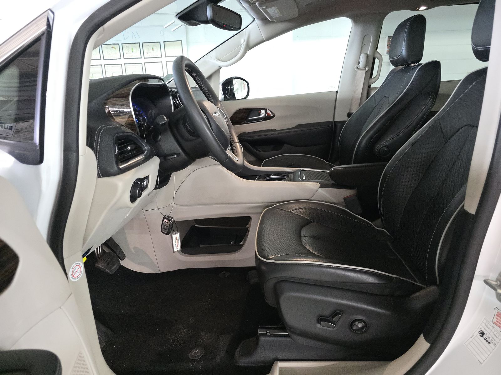 2023 Chrysler Pacifica Limited FWD