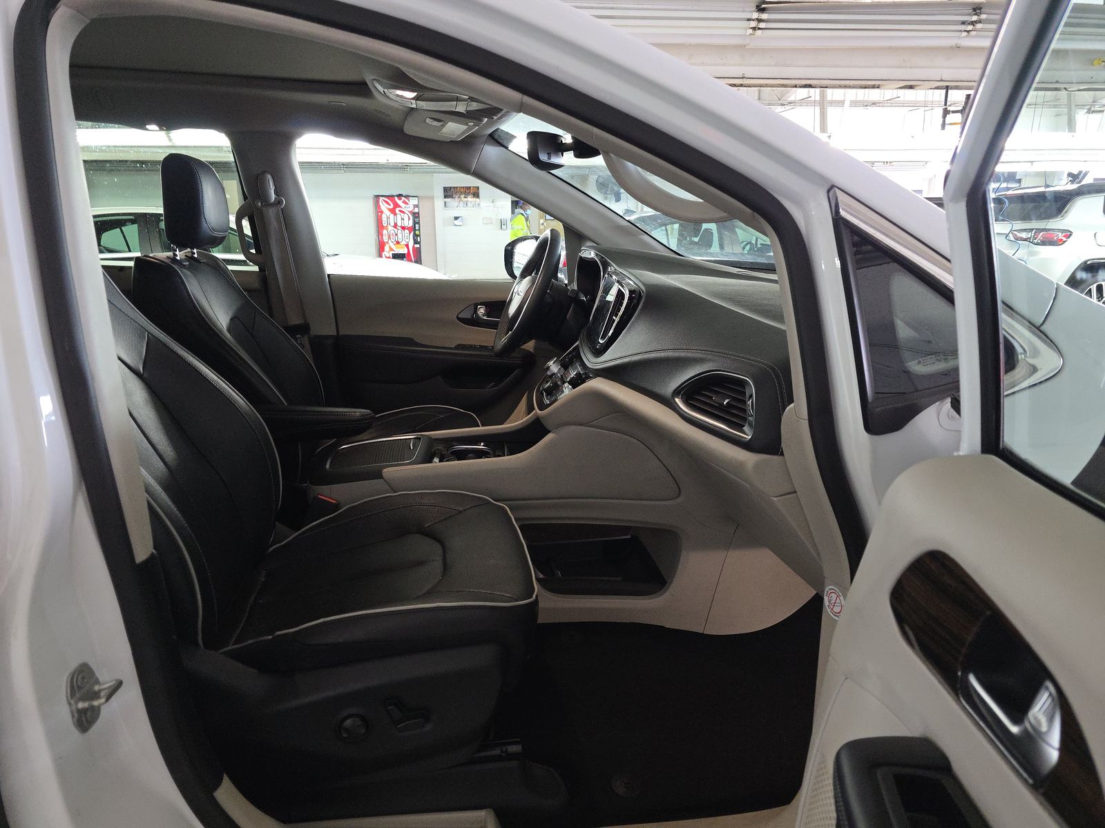 2023 Chrysler Pacifica Limited FWD