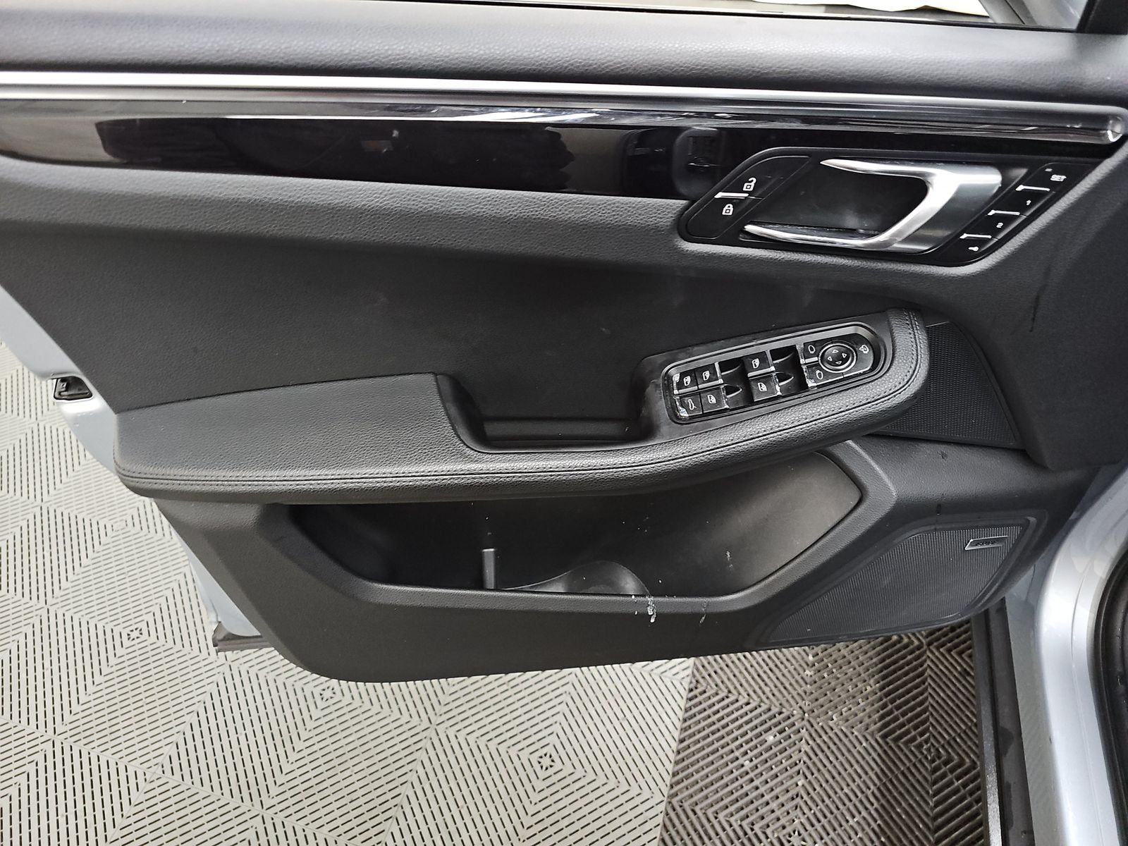 2023 Porsche Macan Base AWD