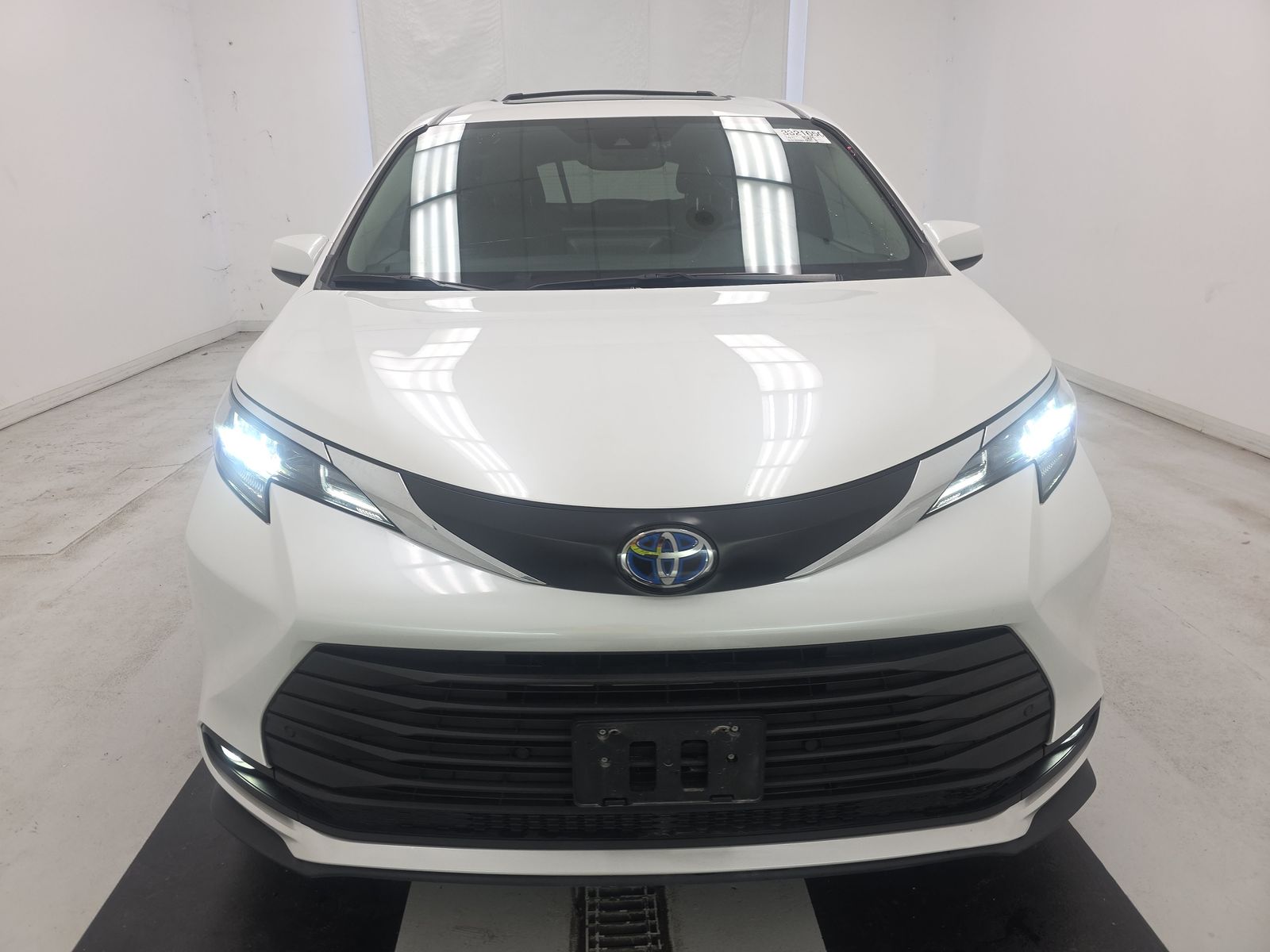 2025 Toyota Sienna XLE FWD
