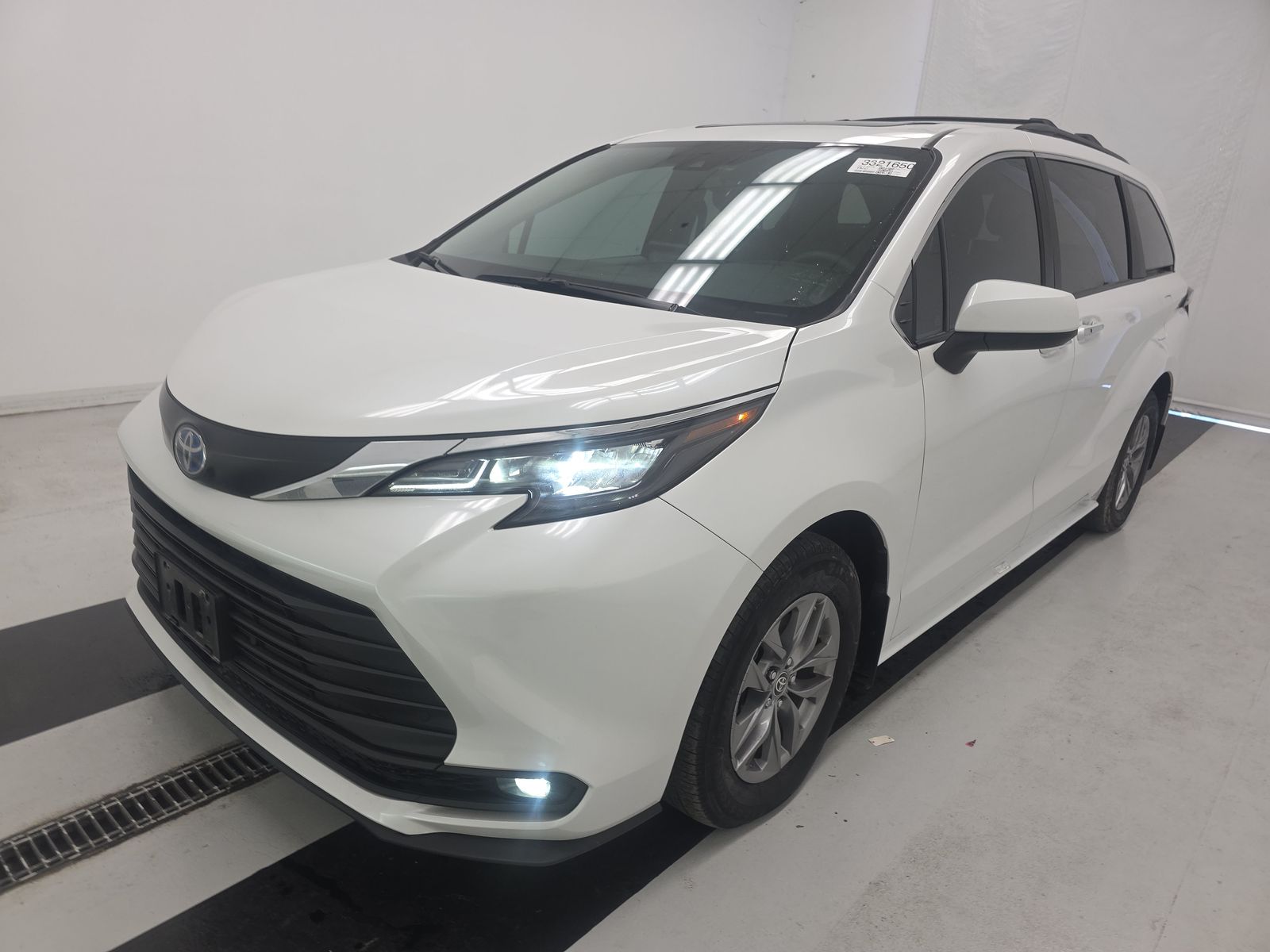 2025 Toyota Sienna XLE FWD