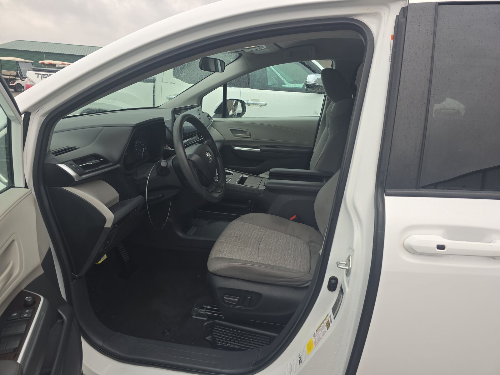 2024 Toyota Sienna LE FWD