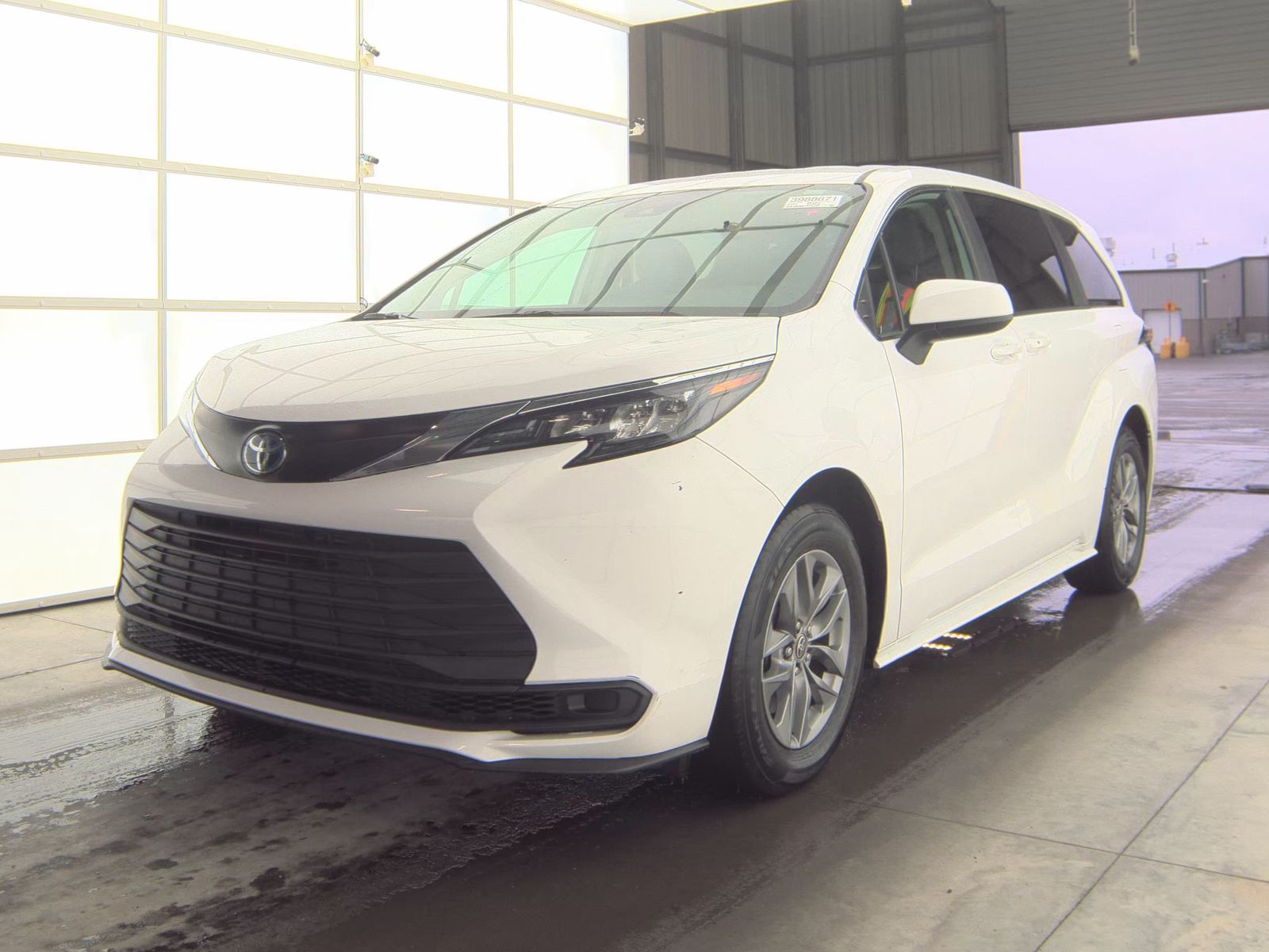 2024 Toyota Sienna LE FWD