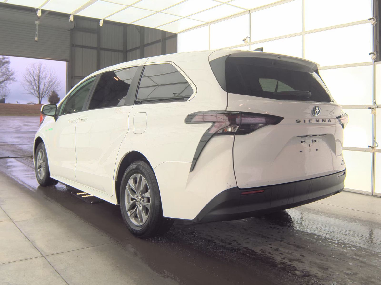 2024 Toyota Sienna LE FWD