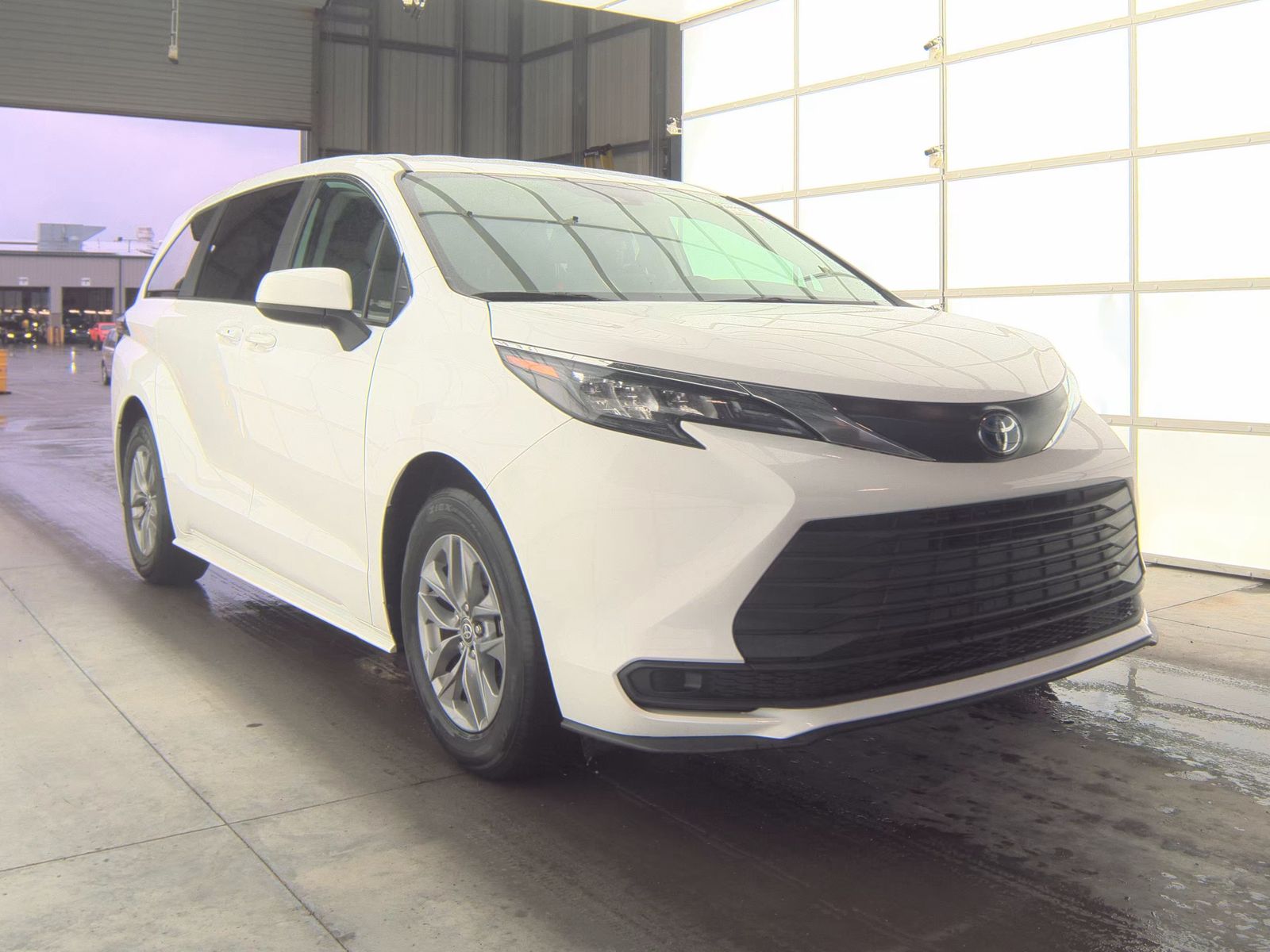 2024 Toyota Sienna LE FWD