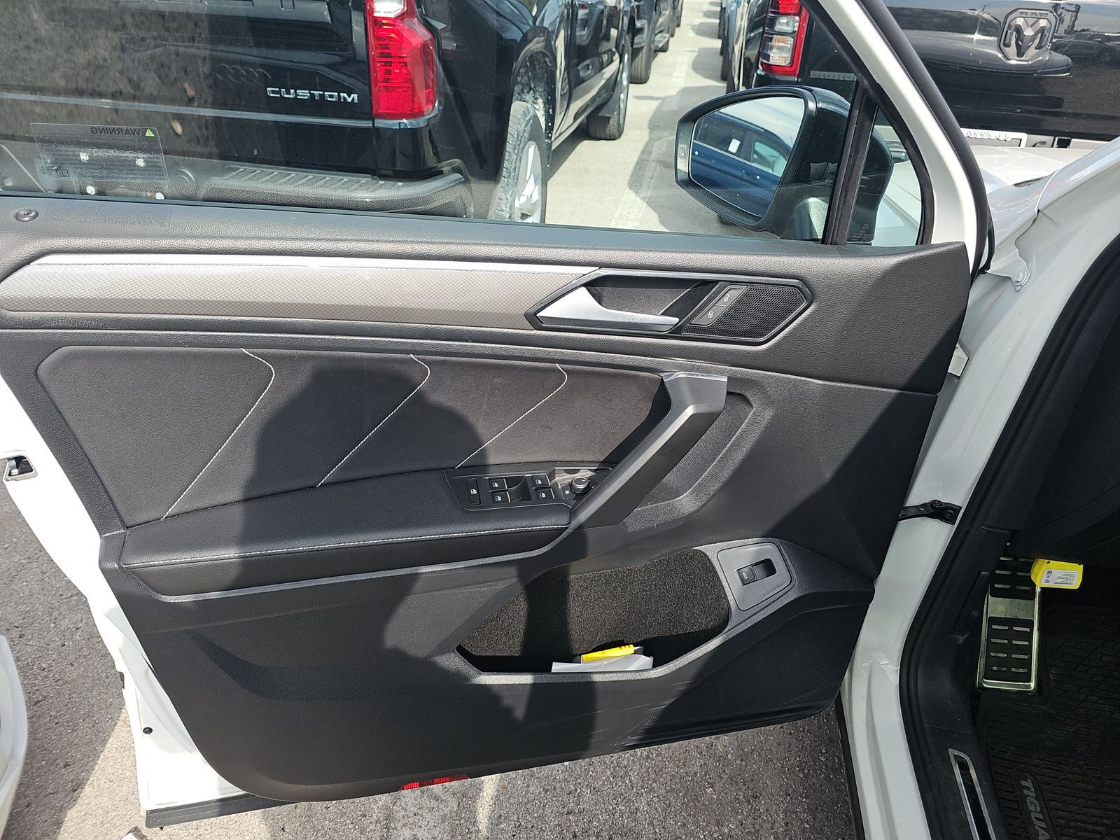 2023 Volkswagen Tiguan 2.0T SE R-Line Black FWD