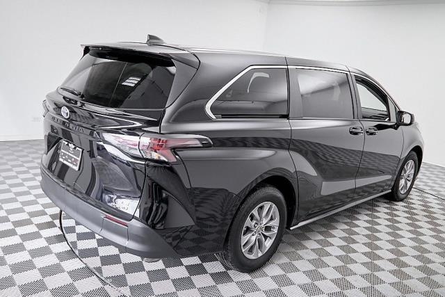 2024 Toyota Sienna LE FWD