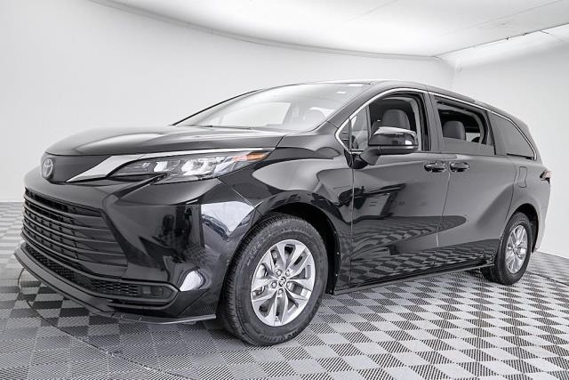 2024 Toyota Sienna LE FWD