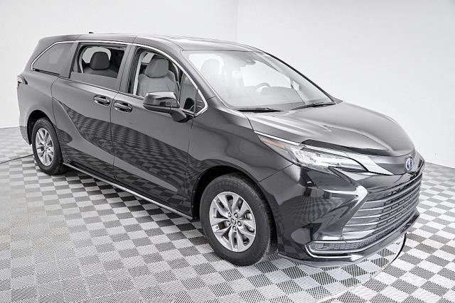 2024 Toyota Sienna LE FWD