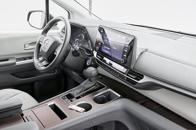 2024 Toyota Sienna LE FWD