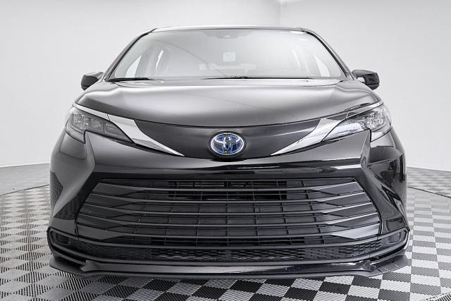 2024 Toyota Sienna LE FWD