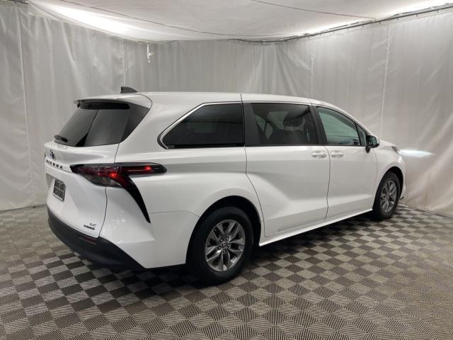 2024 Toyota Sienna LE FWD