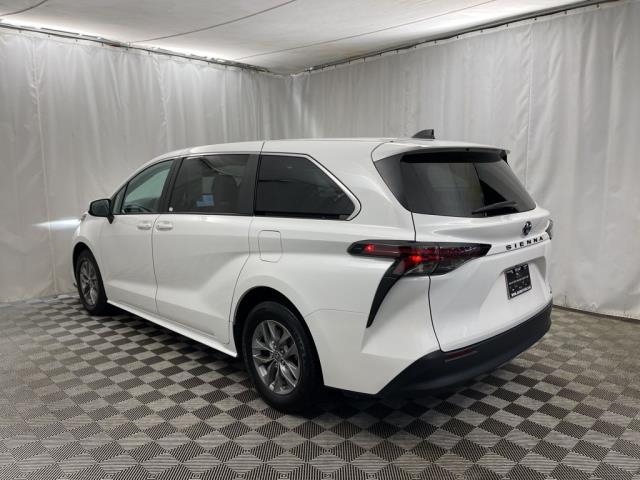 2024 Toyota Sienna LE FWD