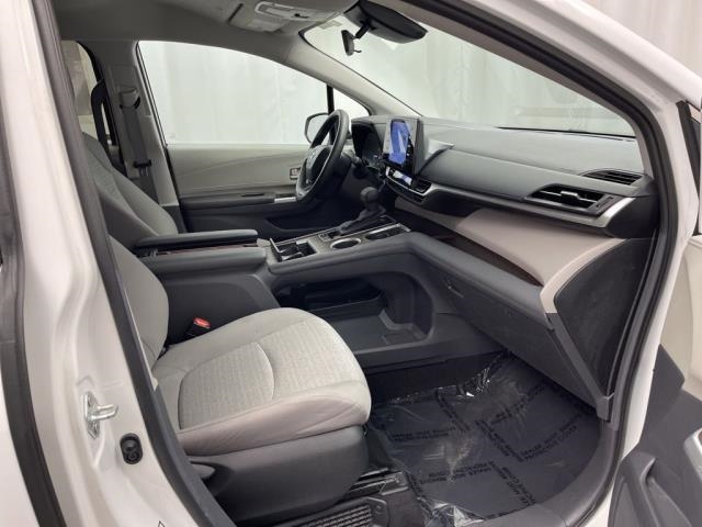 2024 Toyota Sienna LE FWD