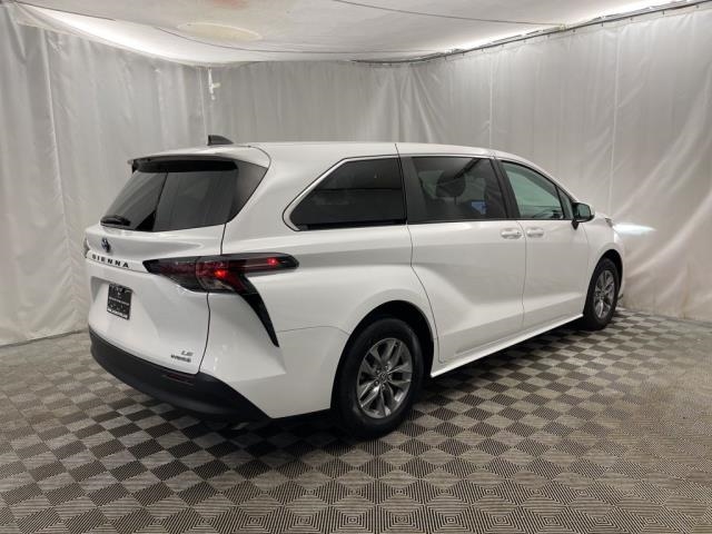 2024 Toyota Sienna LE FWD