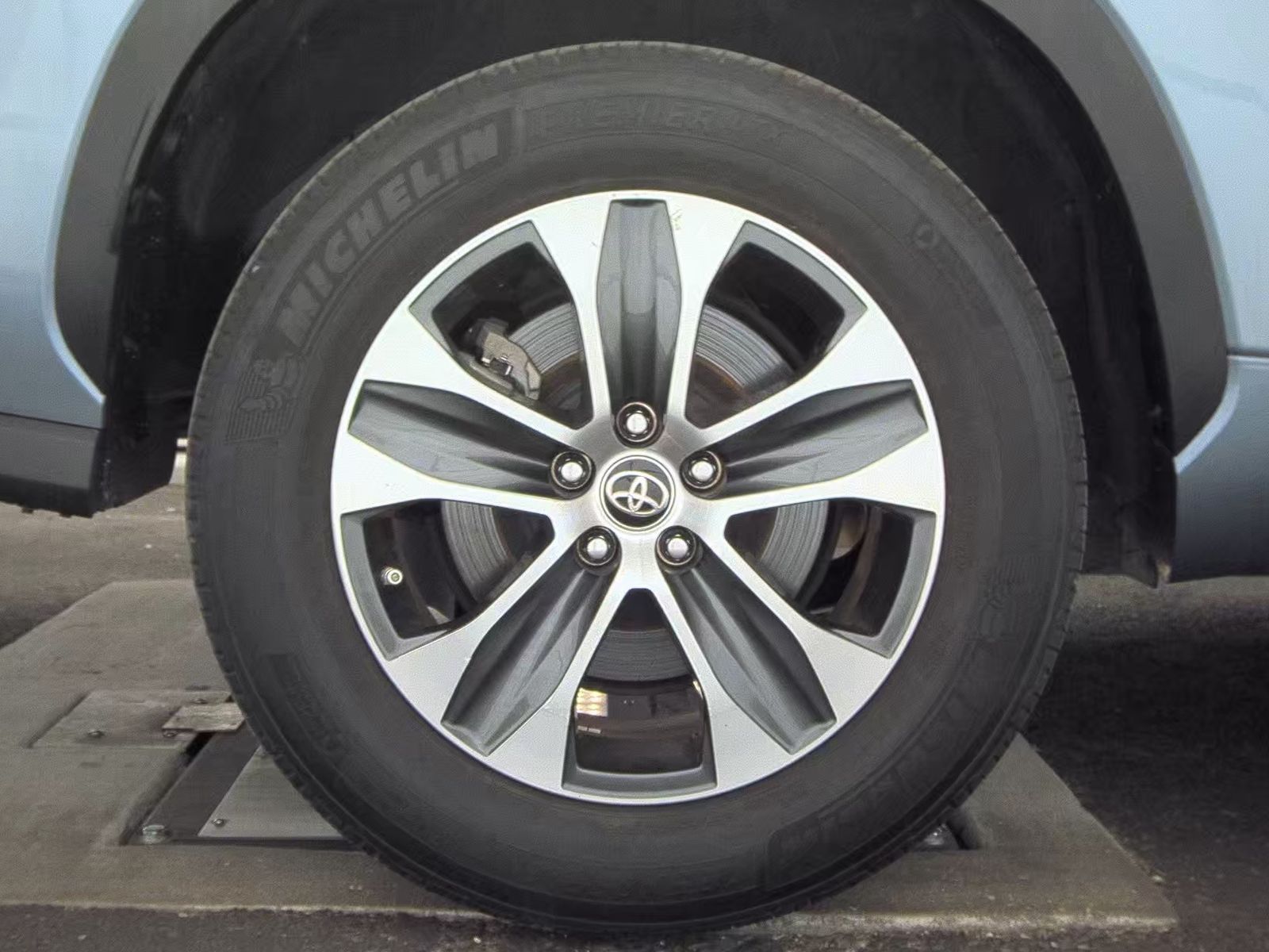 2023 Toyota Highlander XLE FWD