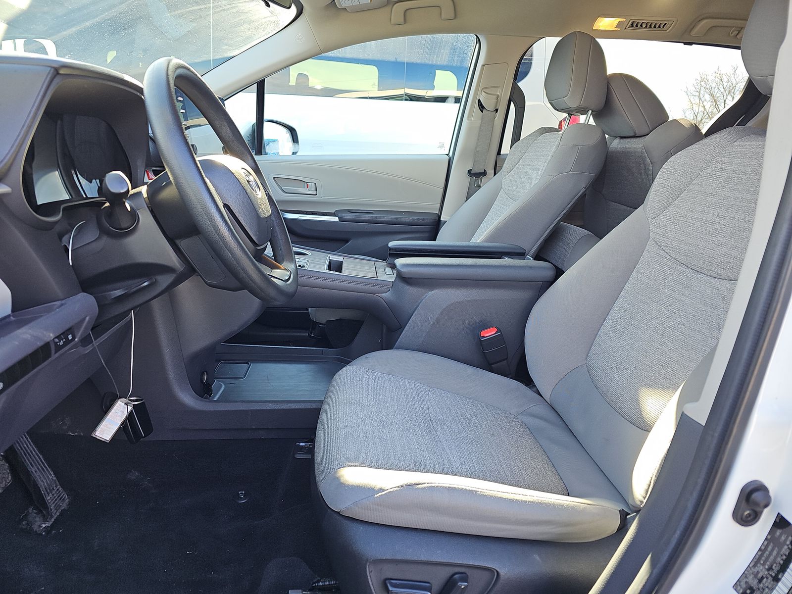 2024 Toyota Sienna LE FWD