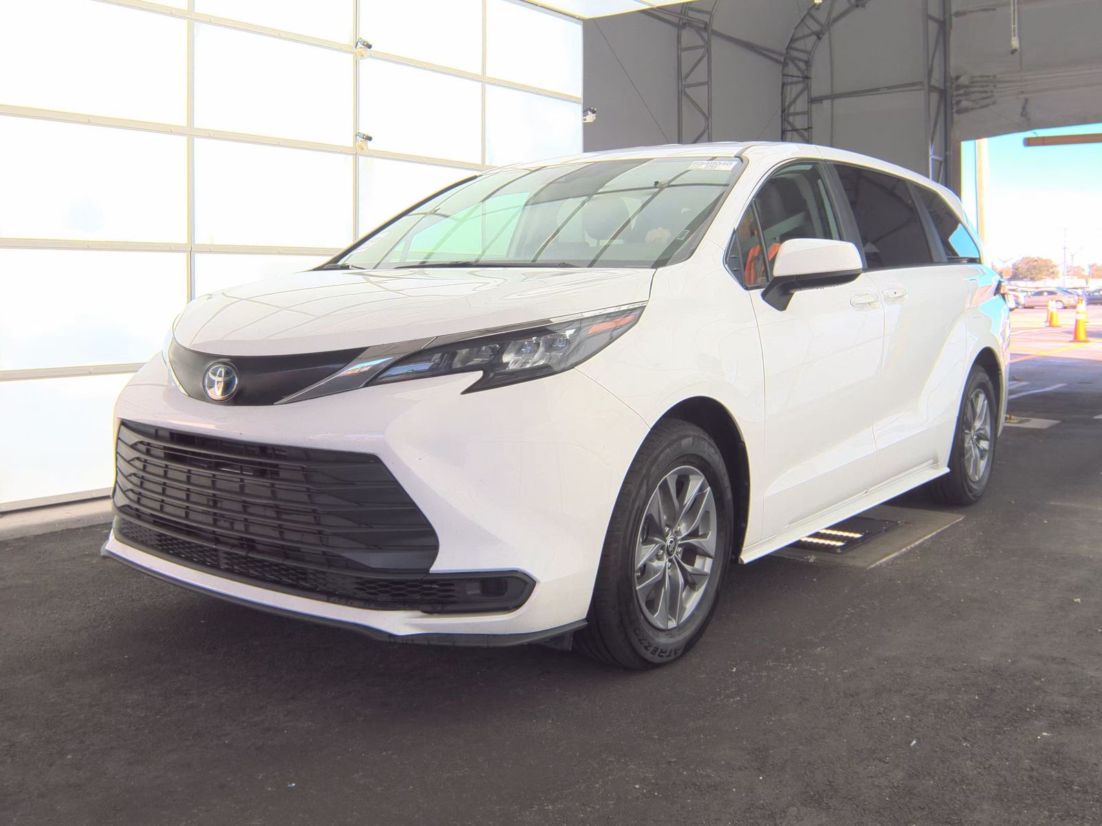 2024 Toyota Sienna LE FWD