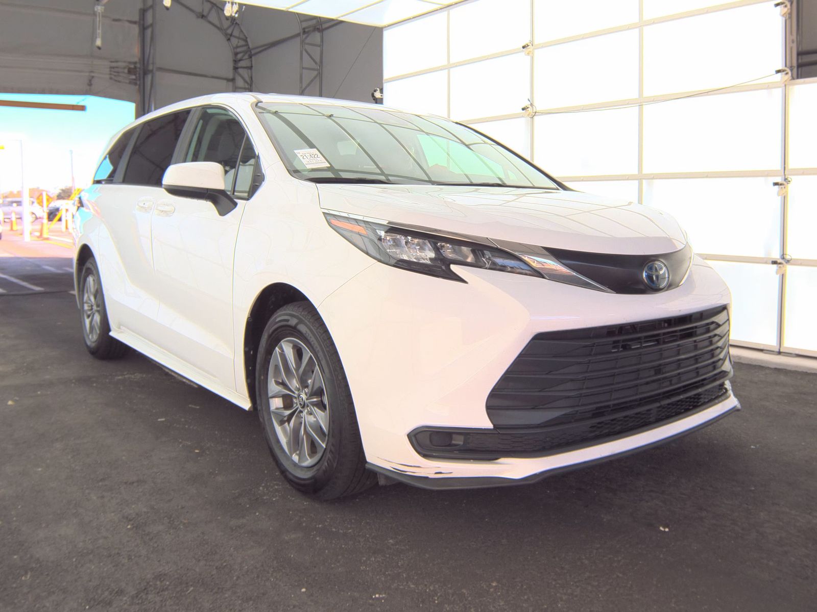 2024 Toyota Sienna LE FWD