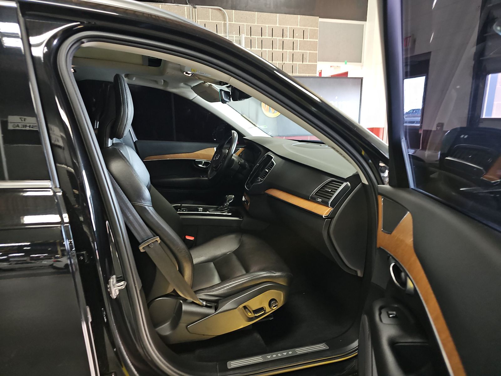 2022 Volvo XC90 T6 Momentum AWD