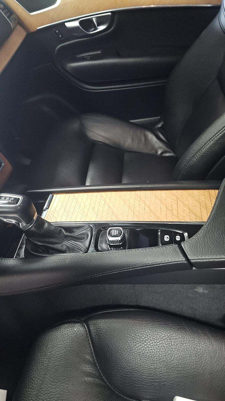 2022 Volvo XC90 T6 Momentum AWD