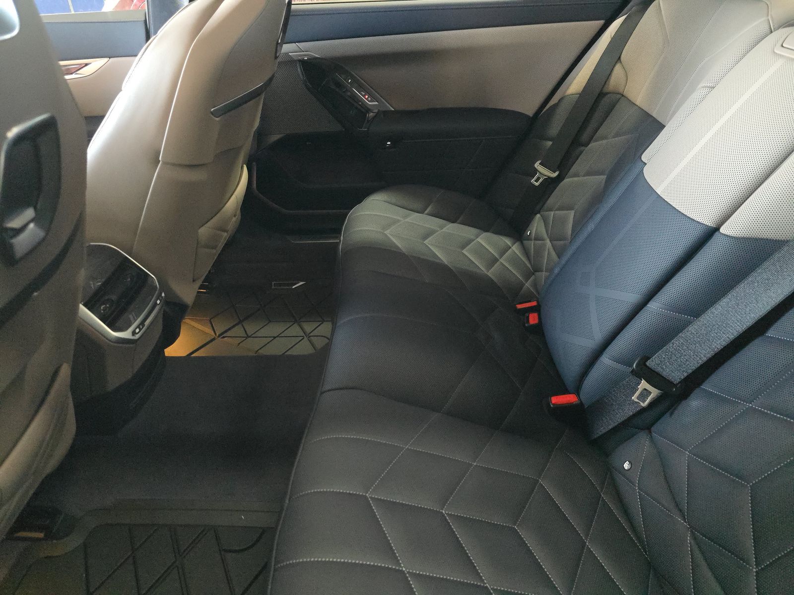 2025 BMW 7 Series 760i xDrive AWD