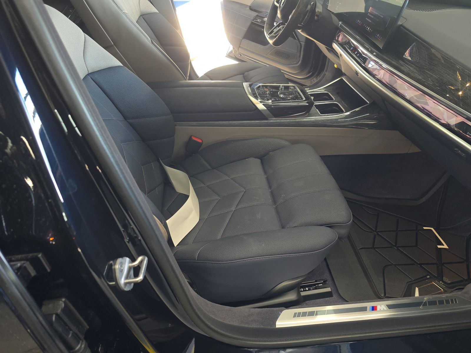 2025 BMW 7 Series 760i xDrive AWD