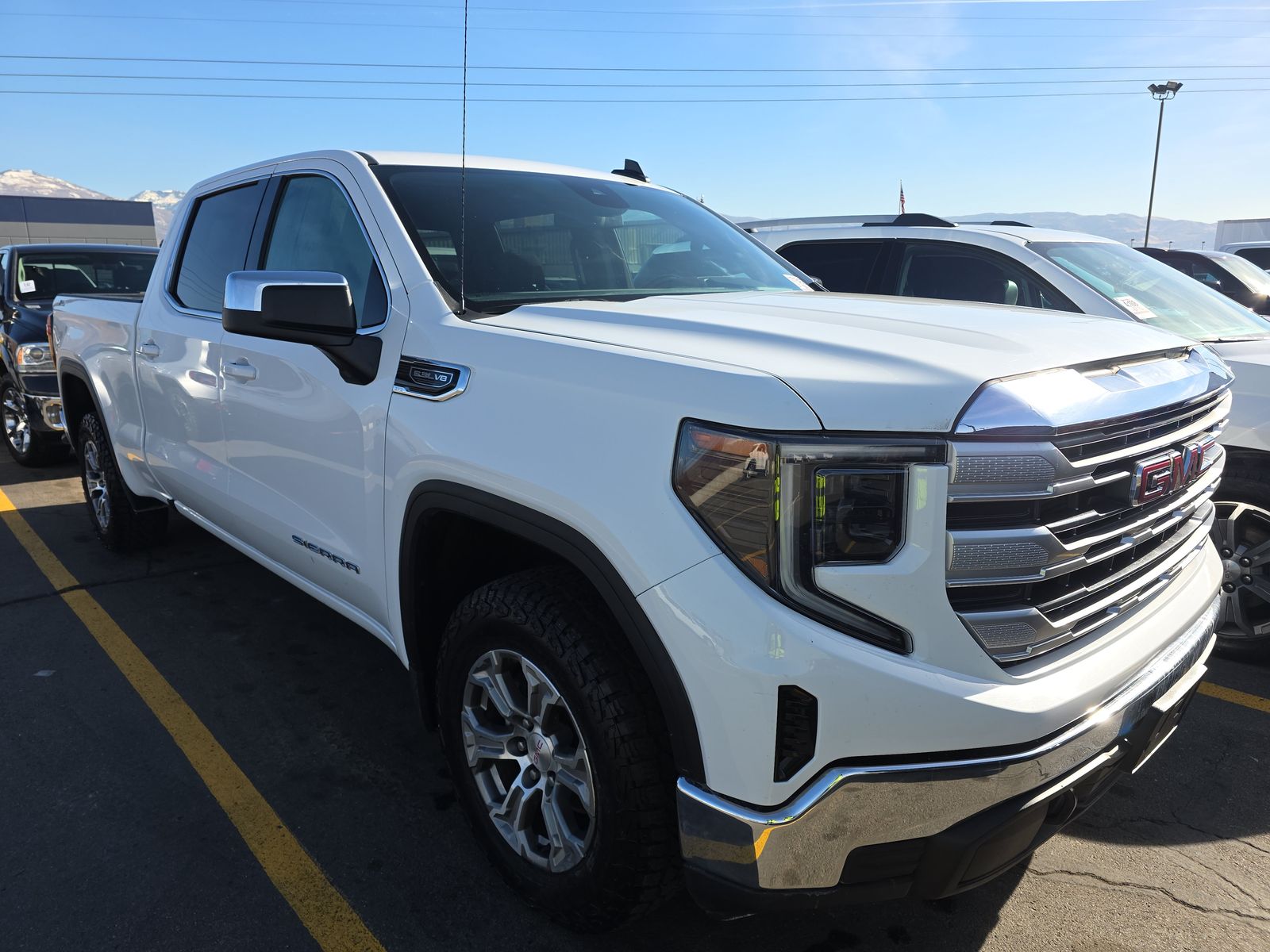 2023 GMC SIERRA 1500 SLE GAS WHITE SHORT BED SINGLE - Image 3