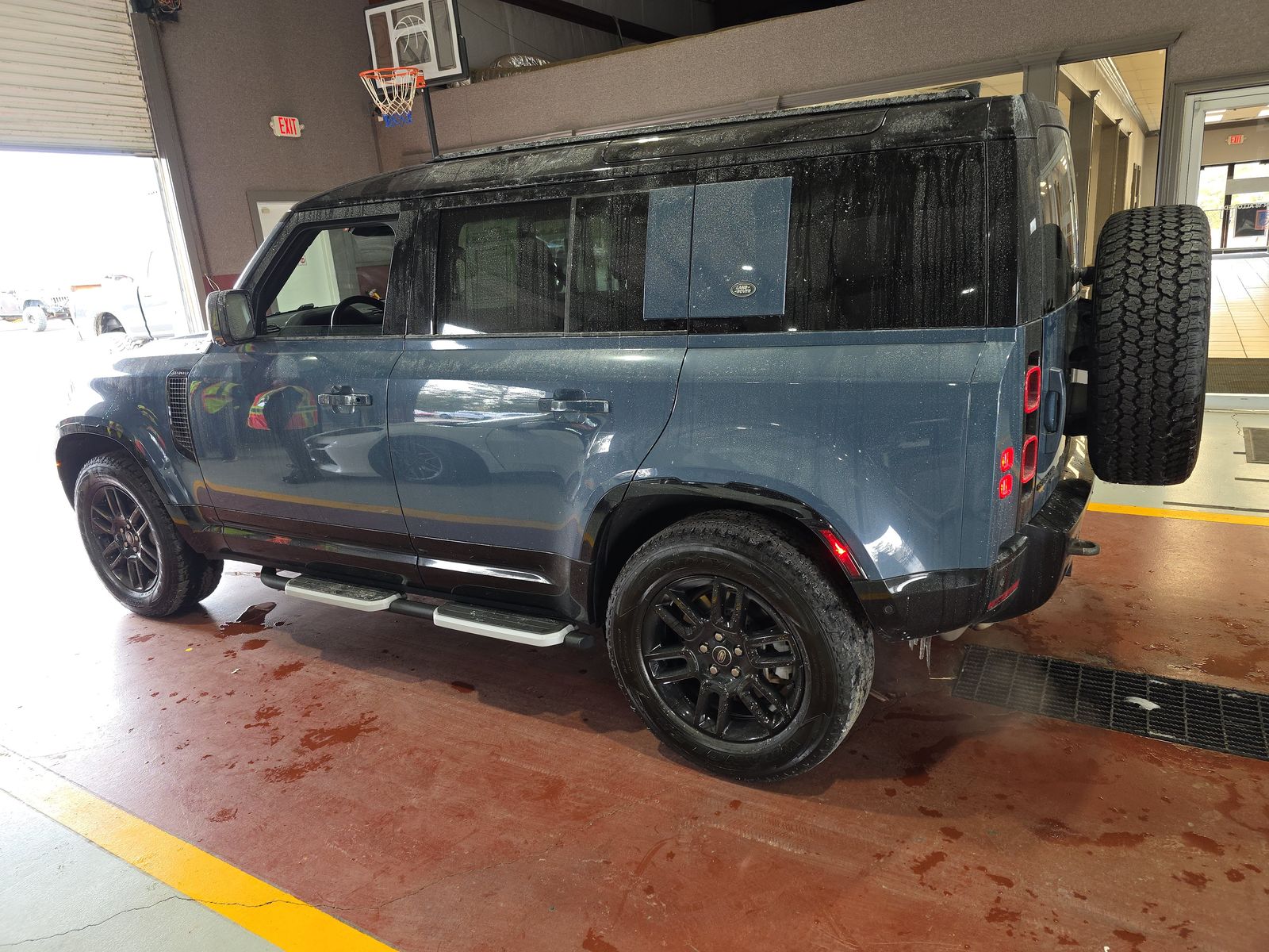 2023 Land Rover Defender 110 X-Dynamic SE AWD