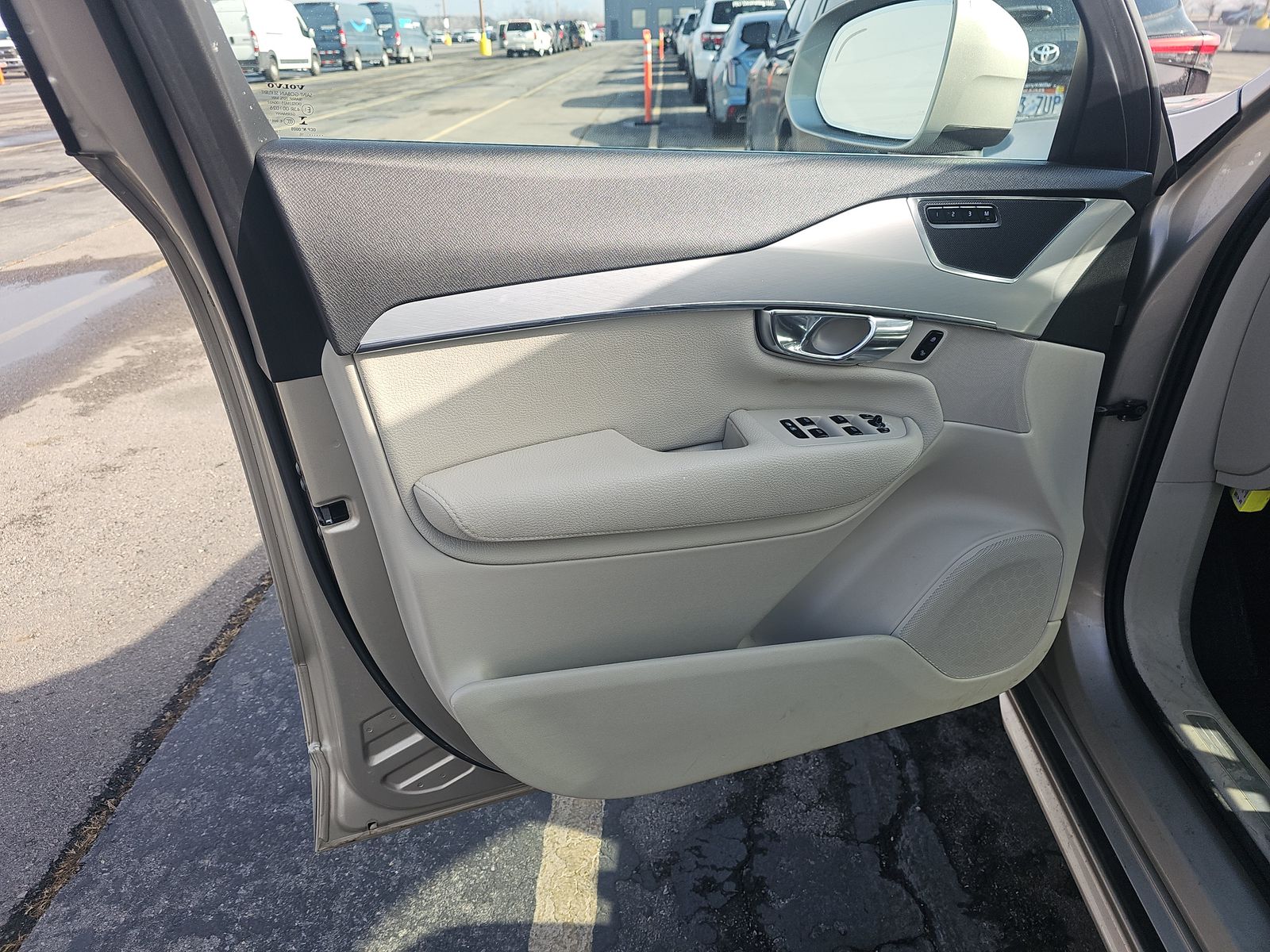 2016 Volvo XC90 T5 Momentum AWD