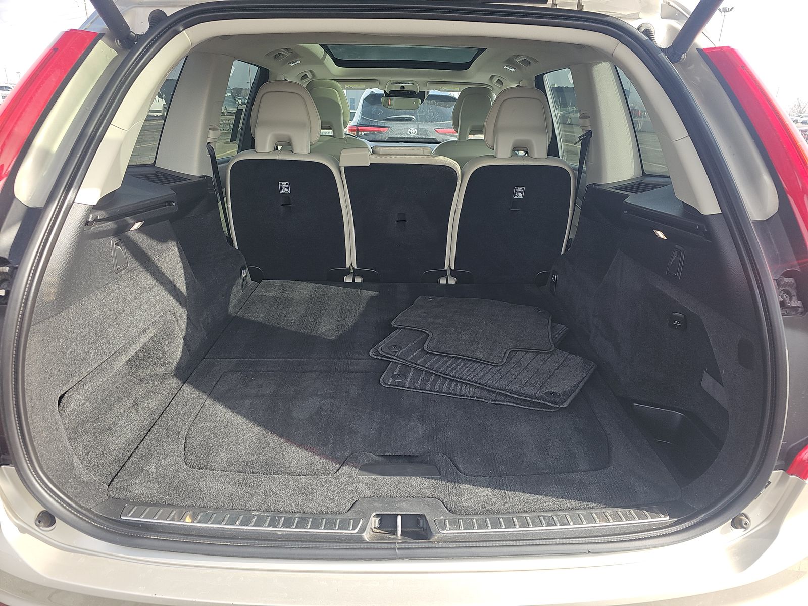 2016 Volvo XC90 T5 Momentum AWD