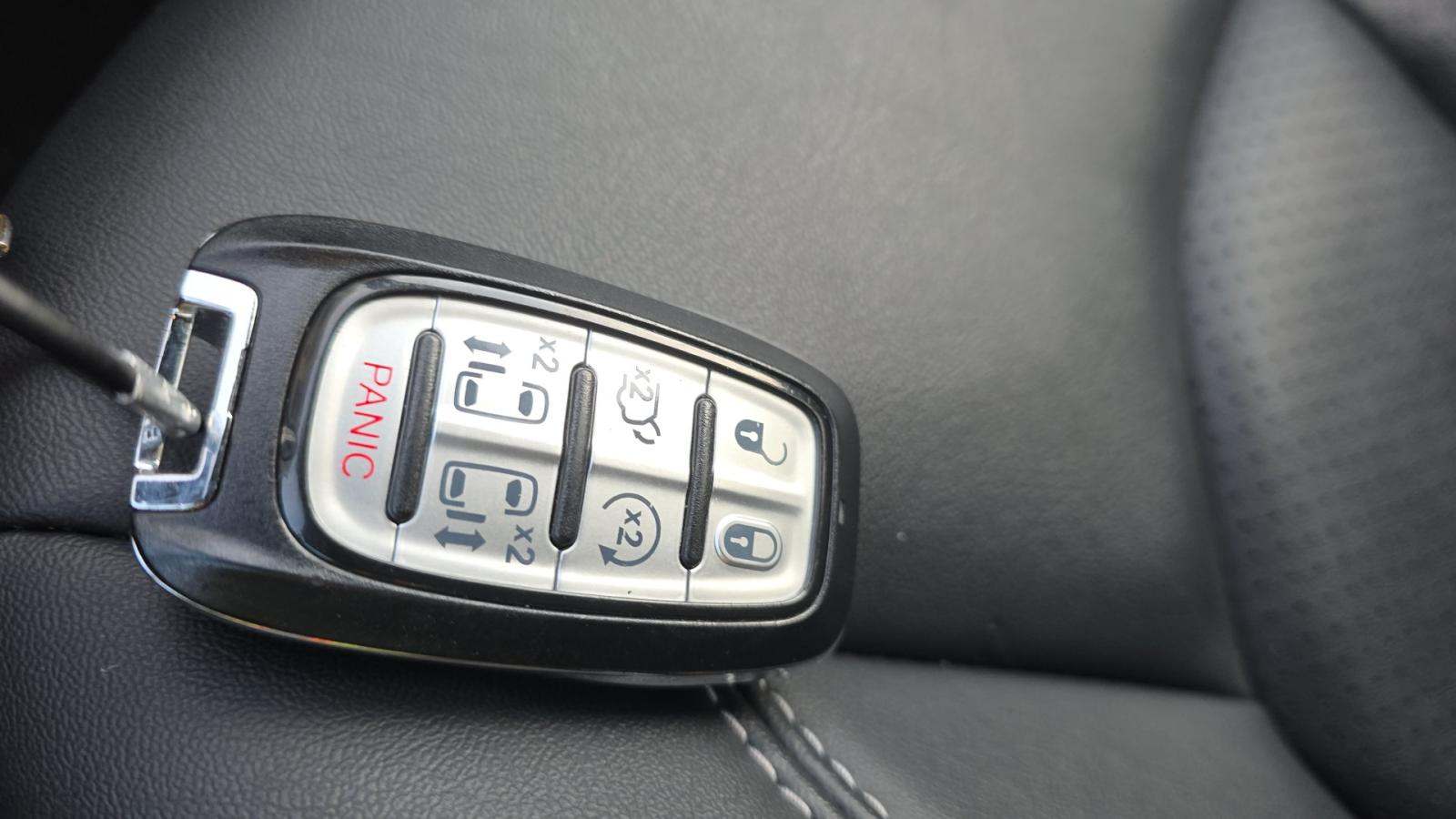 2025 Chrysler Pacifica Hybrid Select FWD