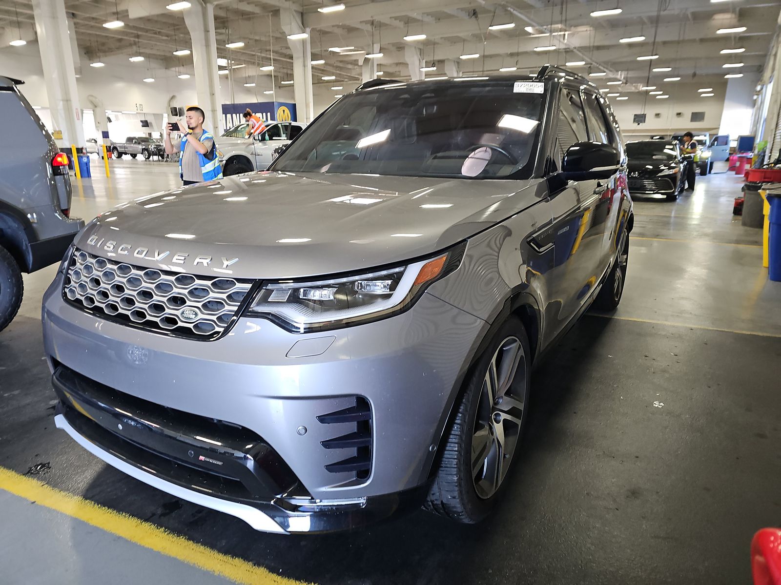 2023 Land Rover Discovery Metropolitan Edition AWD