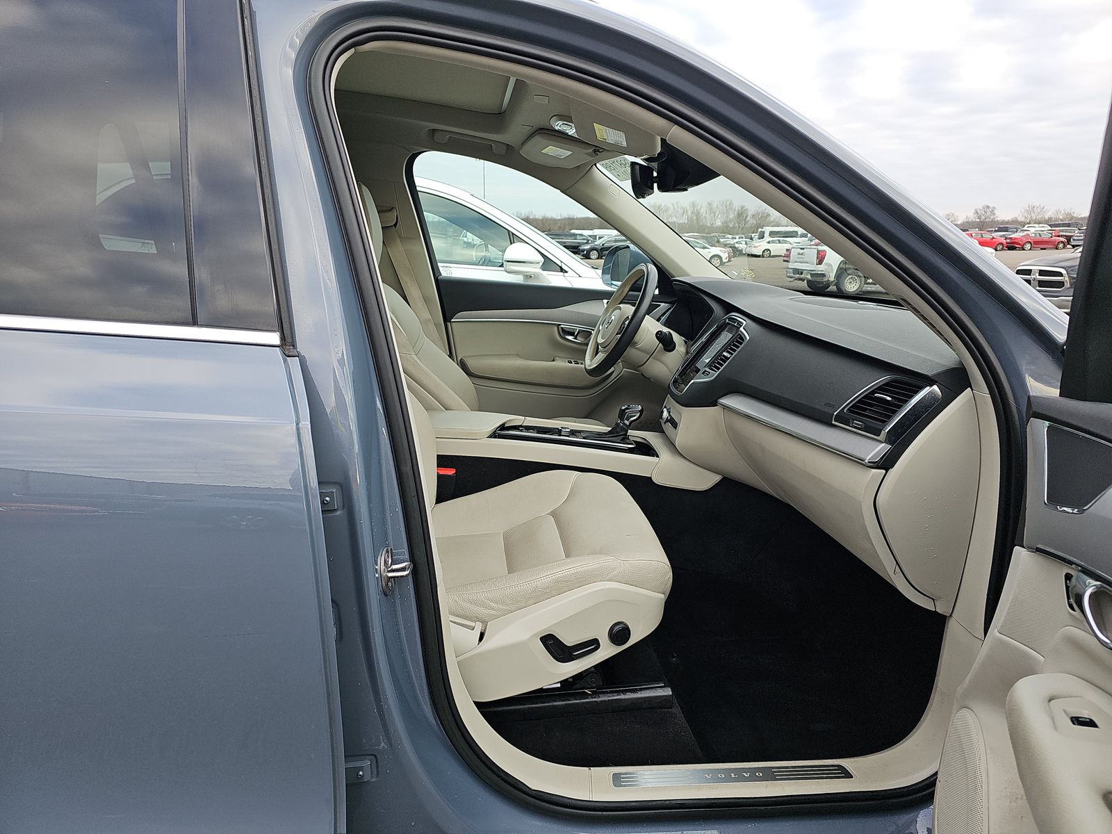 2022 Volvo XC90 T5 Momentum AWD