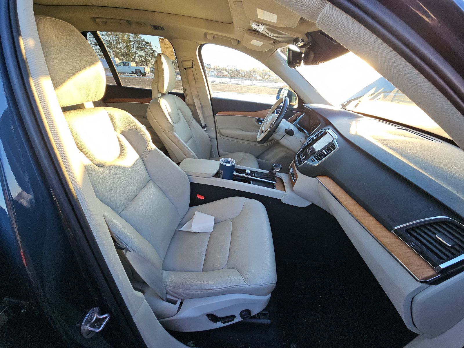 2022 Volvo XC90 T6 Momentum AWD