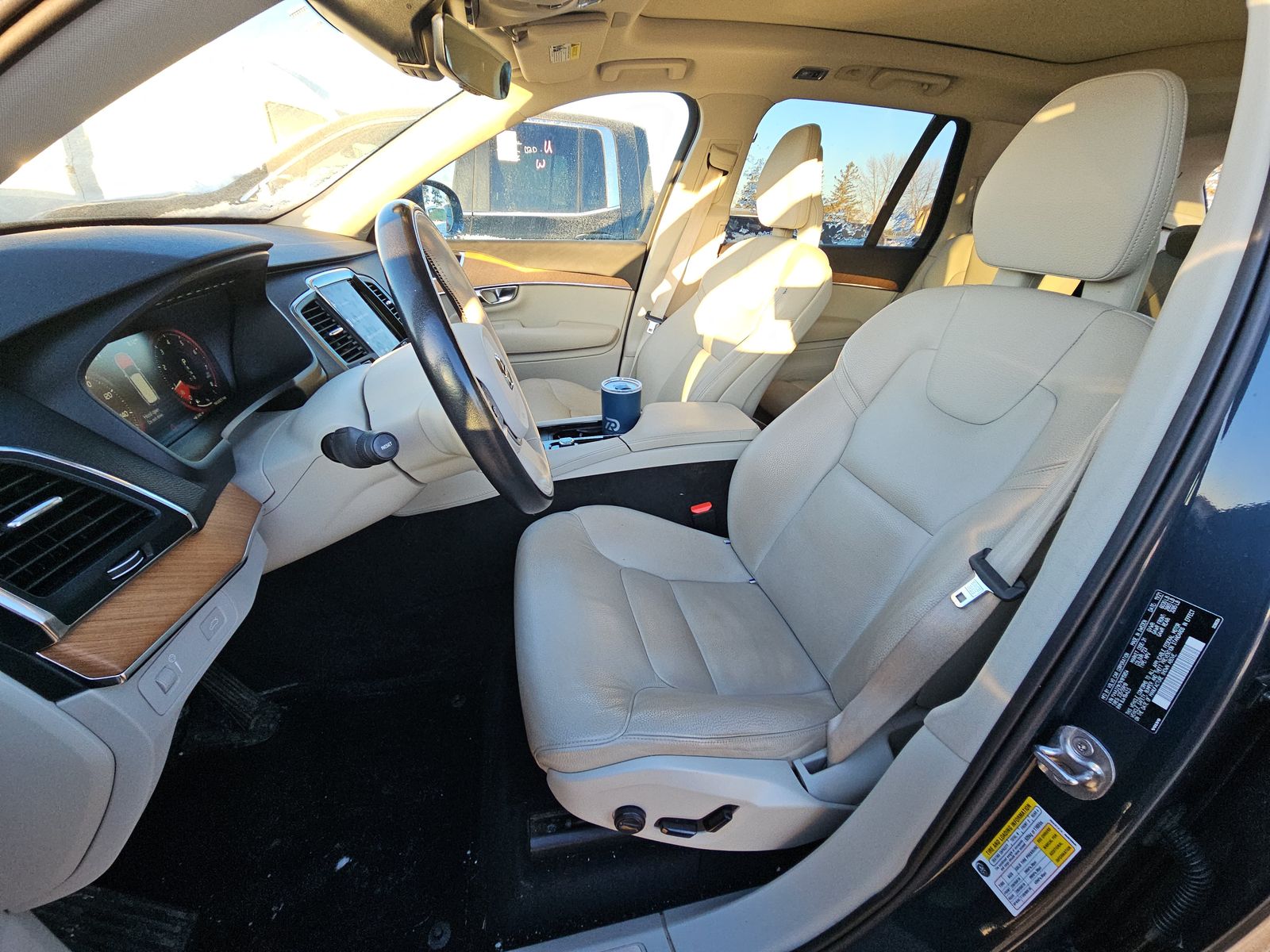 2022 Volvo XC90 T6 Momentum AWD